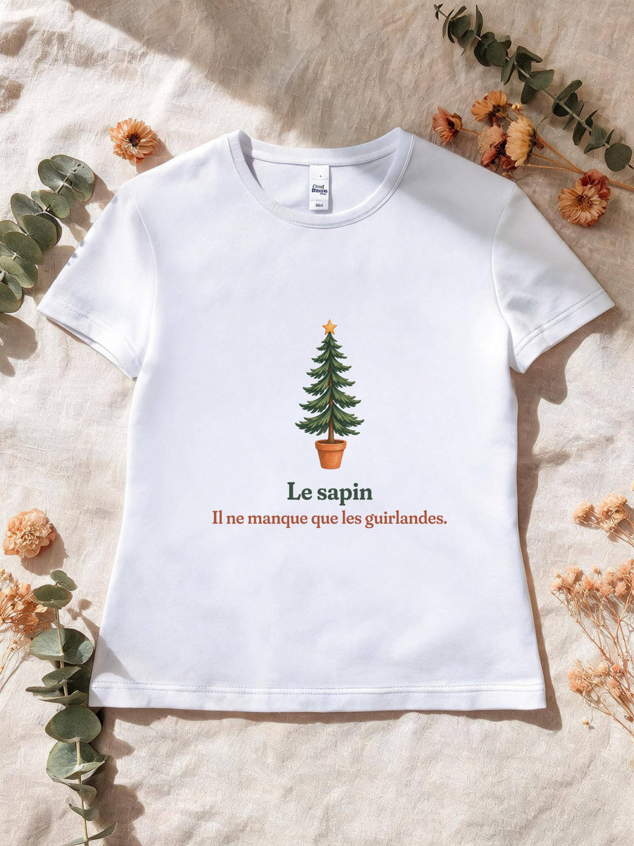 Visuel d’illustration – T-shirt femme blanc avec le motif un sapin nu en pot et « Le sapin. Il ne manque que les guirlandes. »