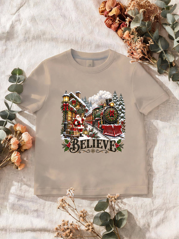 Visuel d’illustration – T-shirt homme sable avec le Père Noël et le train à vapeur devant la gare enneigée, « Believe »