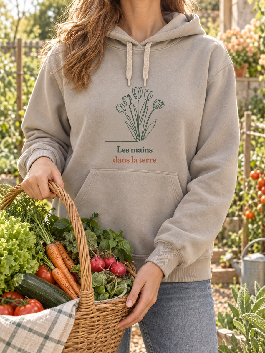 Visuel d’illustration – t-shirt dans une mise en situation, avec le motif un bouquet de tulipes, dessiné d’un seul trait continu et « Les mains dans la terre »