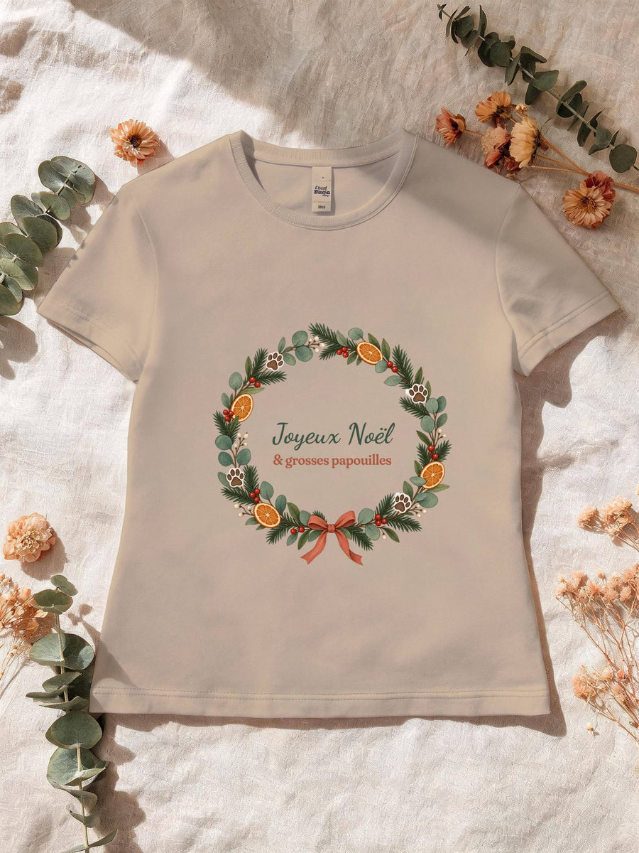 Visuel d’illustration – T-shirt femme sable avec le motif de Noël : une couronne de Noël avec des empreintes de pattes et le texte « Joyeux Noël & grosses papouilles »