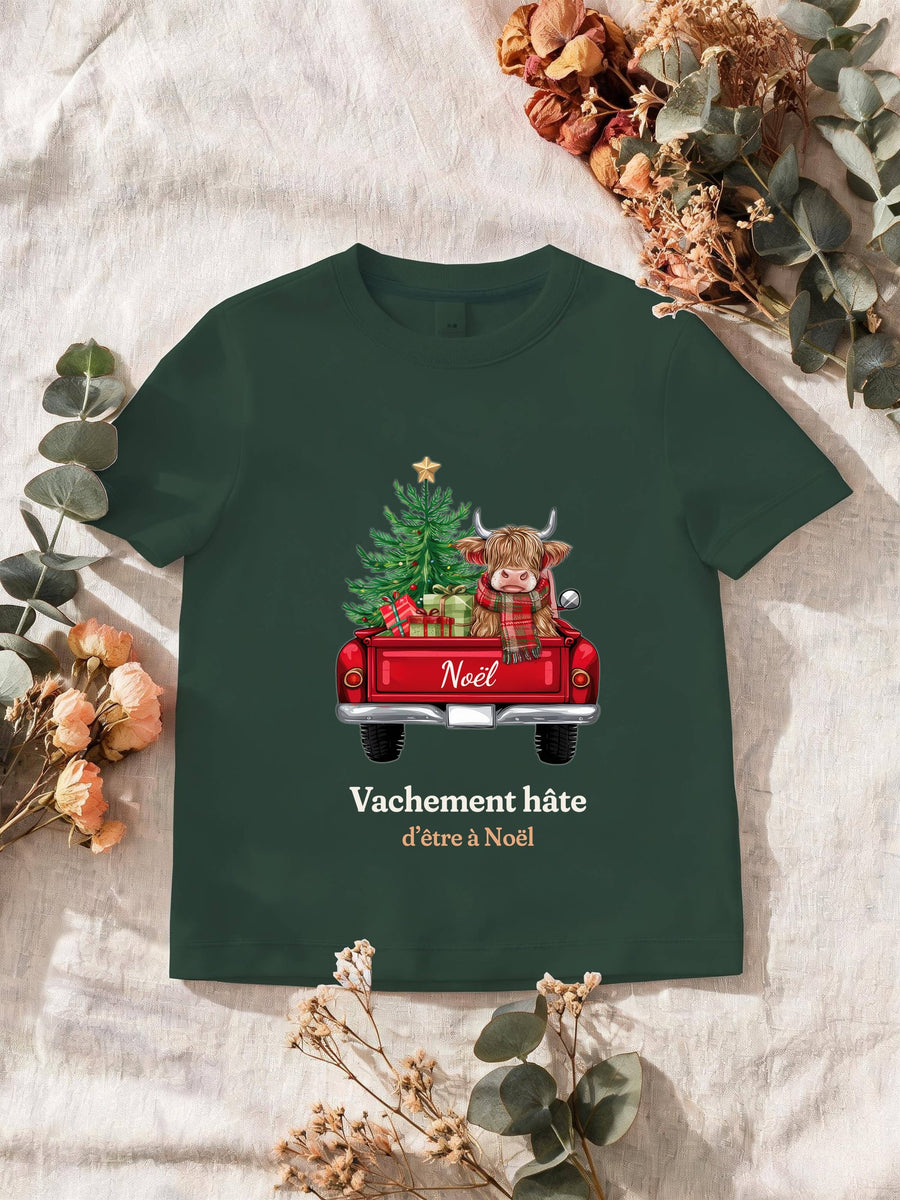 Visuel d’illustration – T-shirt homme vert forêt avec le motif une vache highland dans une camionnette de Noël et « Vachement hâte » et « d’être à Noël »