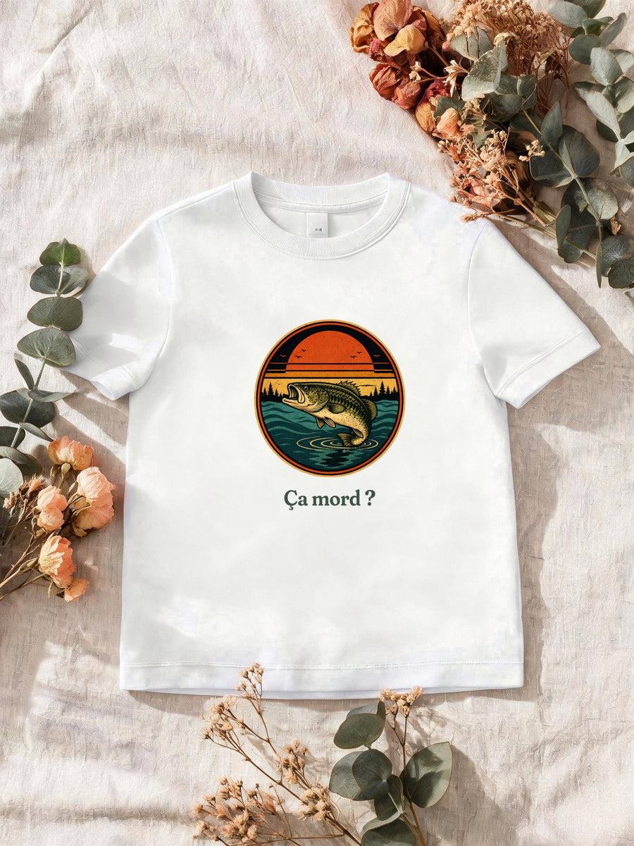 Visuel d’illustration – T-shirt homme blanc avec le motif un poisson qui saute hors de l’eau devant un soleil couchant et des sapins, dans un médaillon rond et « Ça mord ? »