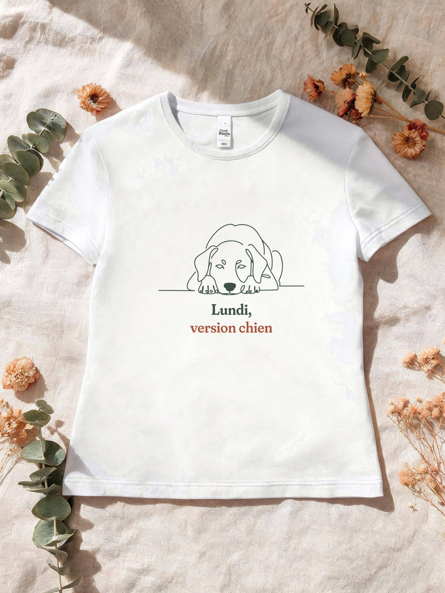 Visuel d’illustration – T-shirt femme blanc avec le motif un chien allongé, la tête posée sur les pattes, l’air de bouder, dessiné d’un seul trait continu et « Lundi, version chien »
