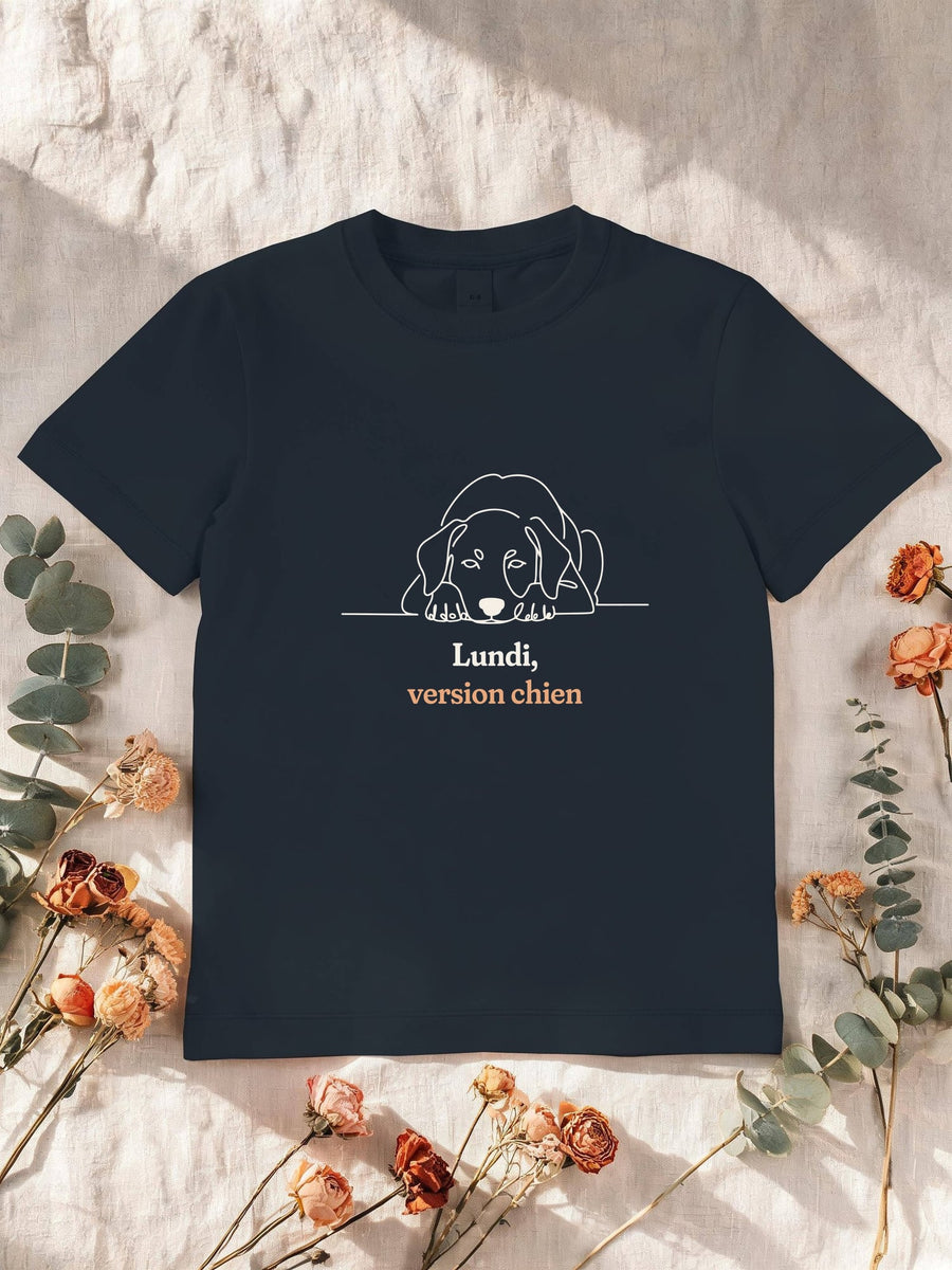 Visuel d’illustration – T-shirt enfant navy avec le motif un chien allongé, la tête posée sur les pattes, l’air de bouder, dessiné d’un seul trait continu et « Lundi, version chien »