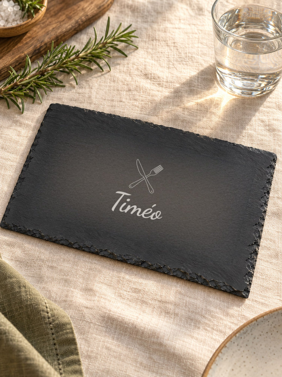 Visuel d’illustration – set de table en ardoise sur une nappe en lin, gravé « Timéo » (exemple)