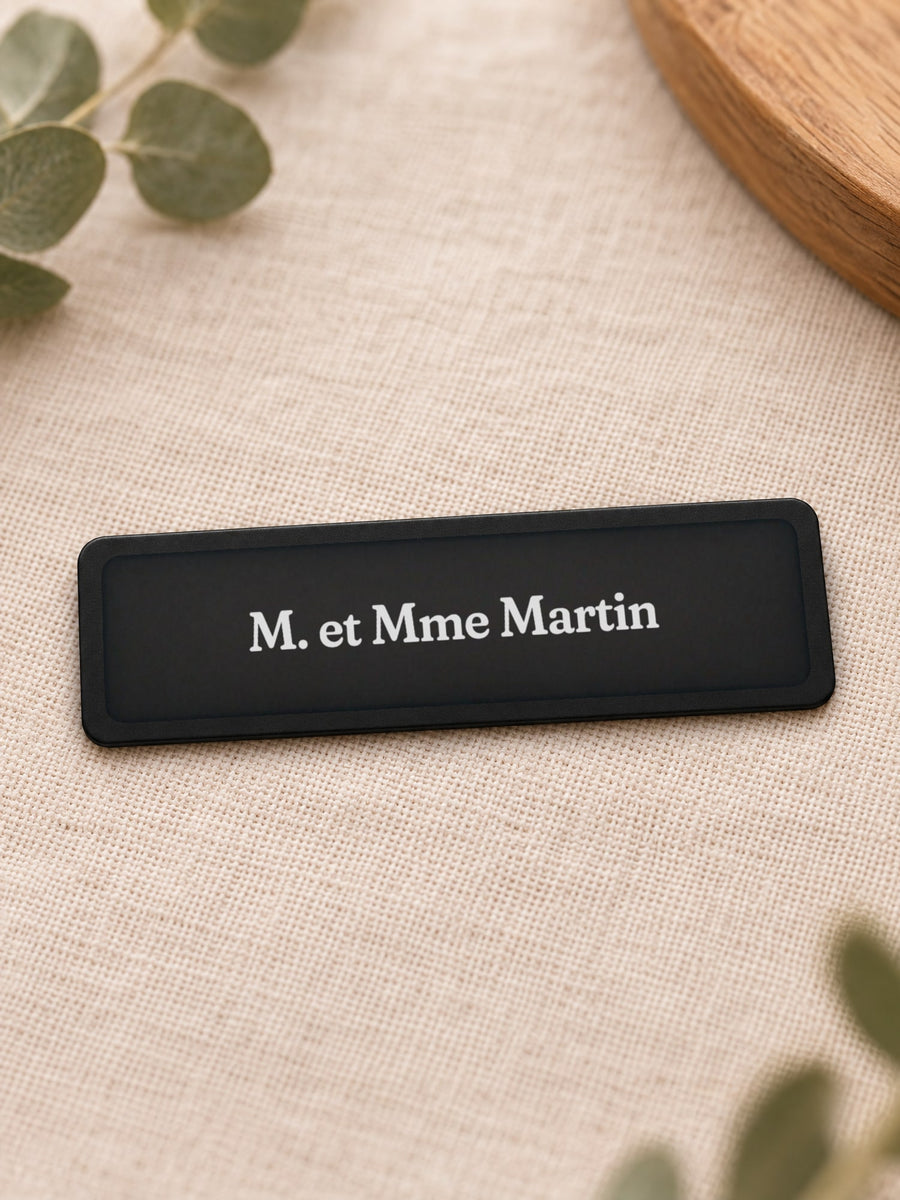 Visuel d’illustration – gros plan de la gravure claire sur le noir : « M. et Mme Martin »