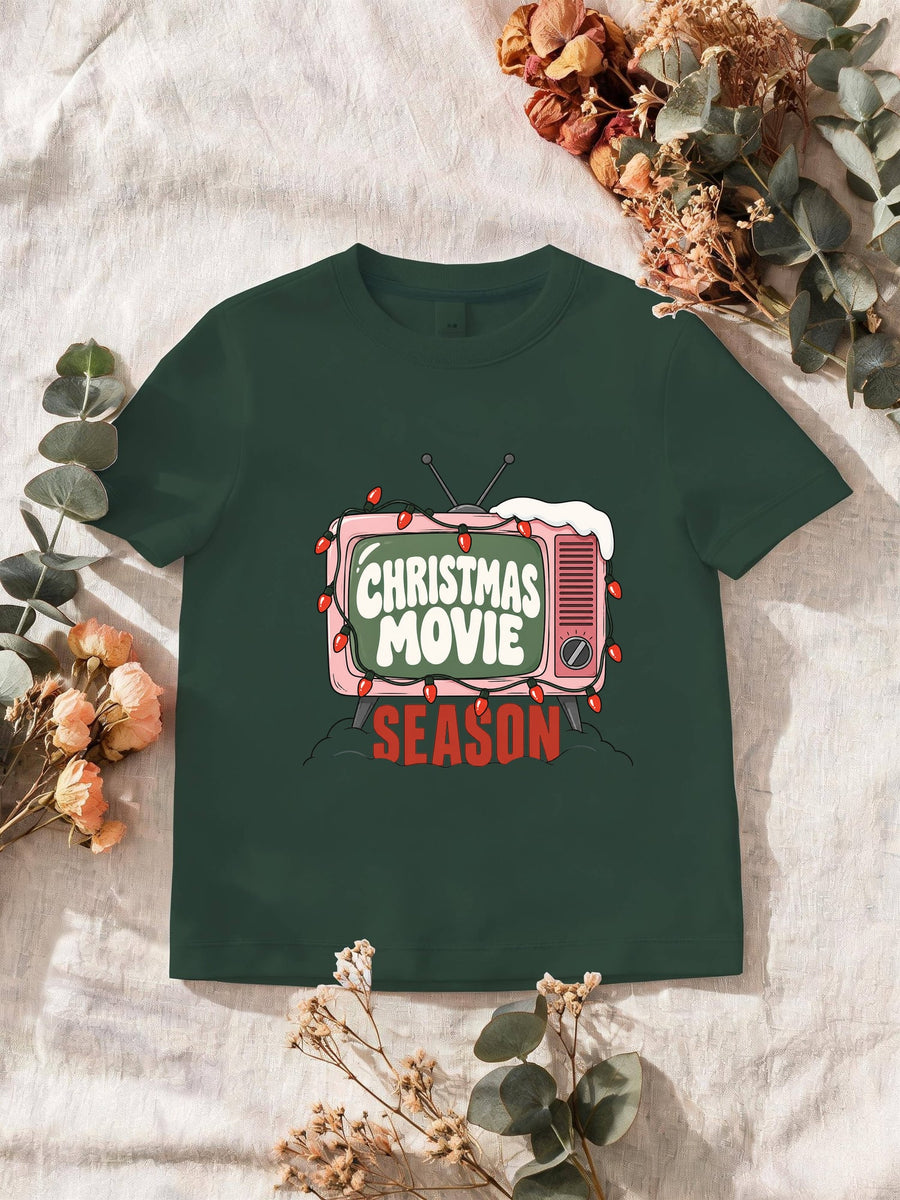 Visuel d’illustration – T-shirt homme vert forêt avec la télé rétro rose et sa guirlande, « Christmas Movie Season »